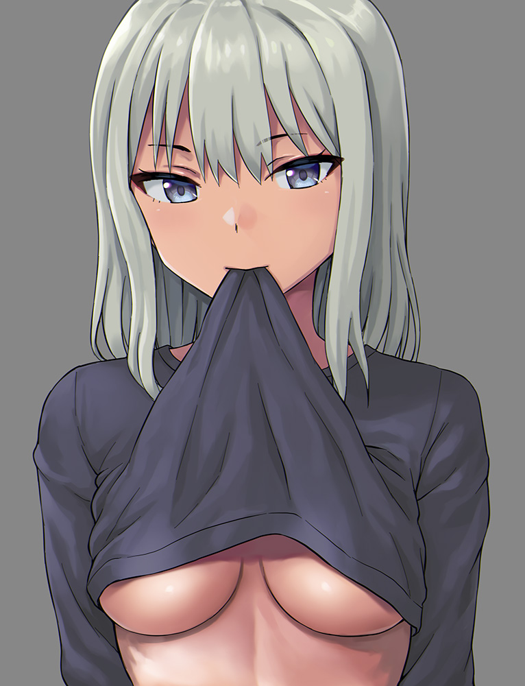1girl bangs black_shirt blue_eyes breasts closed_mouth clothes_lift commentary_request eyebrows_visible_through_hair hashi lifted_by_self long_hair looking_at_viewer medium_breasts mouth_hold no_bra original shirt shirt_lift silver_hair simple_background solo under_boob upper_body