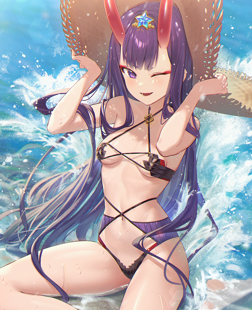1girl alternate_hair_length alternate_hairstyle bangs banned_artist bare_shoulders beach bikini black_bikini blue_sky blush breasts collarbone dai_nikucho eyeliner fate/grand_order fate_(series) hat headpiece horns long_hair looking_at_viewer makeup navel ocean one_eye_closed oni oni_horns open_mouth purple_hair shore shuten_douji_(fate) skin-covered_horns sky small_breasts smile solo straw_hat swimsuit thighs violet_eyes