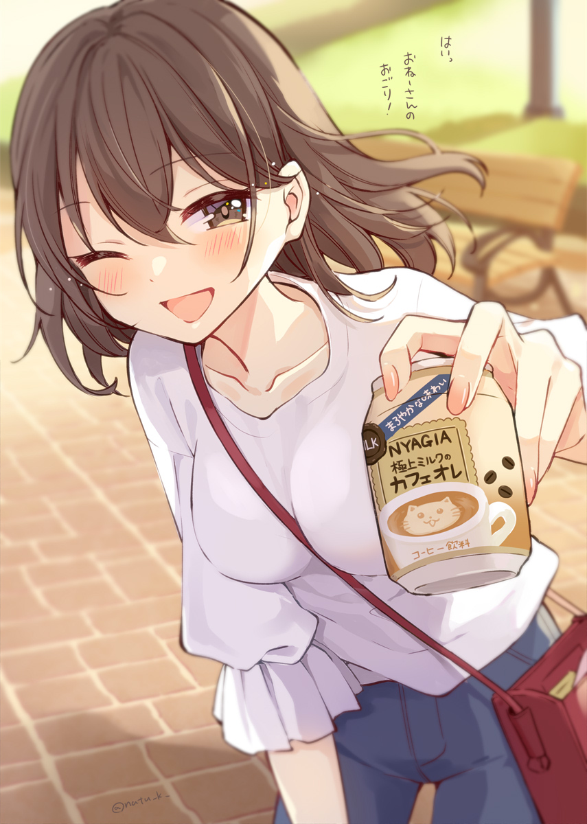 1girl :d artist_name bangs bench between_breasts blouse blue_pants blurry blurry_background blush breasts brick_road brown_eyes brown_hair can carrying_bag collarbone commentary_request denim depth_of_field eyebrows_visible_through_hair fingernails hair_between_eyes hand_up hazuki_natsu highres holding holding_can jeans looking_at_viewer medium_breasts medium_hair open_mouth original outdoors pants pleated_sleeves red_bag smile solo standing strap_between_breasts translation_request white_blouse wind