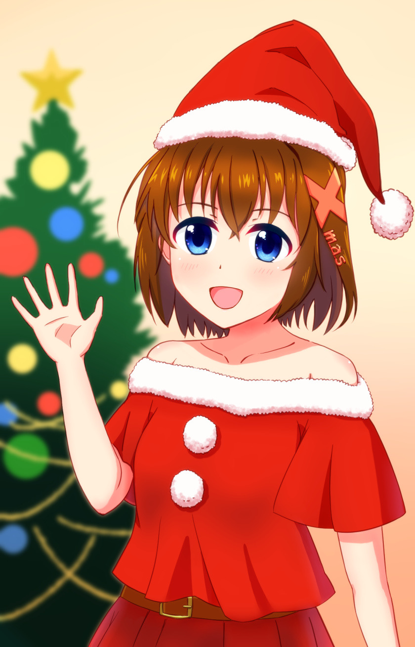 1girl bare_shoulders belt blue_eyes blurry blurry_background blush brown_belt brown_hair christmas christmas_ornaments christmas_tree commentary english_text eyebrows_visible_through_hair fur-trimmed_shirt fur_trim hair_ornament hat headwear_writing highres looking_at_viewer lyrical_nanoha mahou_shoujo_lyrical_nanoha mahou_shoujo_lyrical_nanoha_a's off-shoulder_shirt off_shoulder open_mouth pleated_skirt red_headwear red_skirt santa_costume santa_hat shin_(ustir7) shirt short_sleeves skirt smile solo standing star_ornament upper_body waving x_hair_ornament yagami_hayate