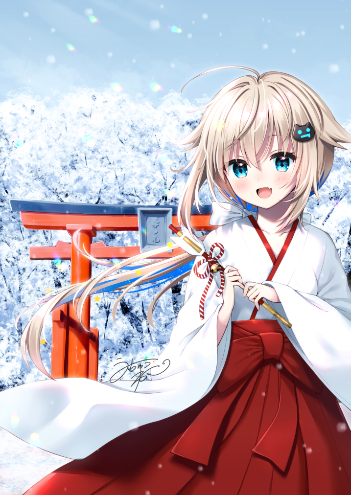 1girl :d ahoge arrow_(projectile) bell blonde_hair blue_eyes blue_hair blue_sky blush cat_hair_ornament commentary_request day fang hair_ornament hakama hakama_skirt hamaya holding holding_arrow indie_virtual_youtuber japanese_clothes jingle_bell kimono long_hair looking_at_viewer low_ponytail miko multicolored_hair outdoors ponytail red_hakama skirt sky smile snow snowing solo torii tree two-tone_hair uchuuneko uchuuneko_(vtuber) very_long_hair virtual_youtuber white_kimono