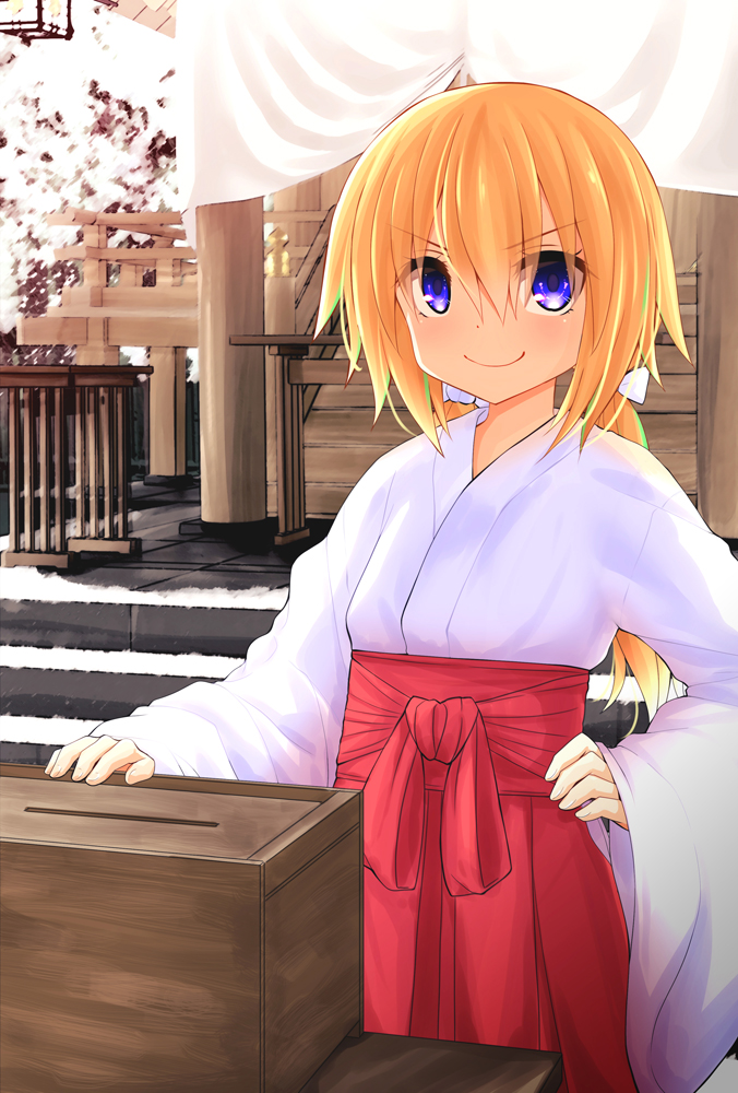 &gt;:) 1girl bangs blonde_hair bow closed_mouth commentary_request day eyebrows_visible_through_hair hair_between_eyes hair_bow hakama hakama_skirt hand_on_hip japanese_clothes kimono long_hair low_twintails miko original outdoors red_bow red_hakama skirt smile snow solo twintails v-shaped_eyebrows very_long_hair violet_eyes watarui white_bow white_kimono