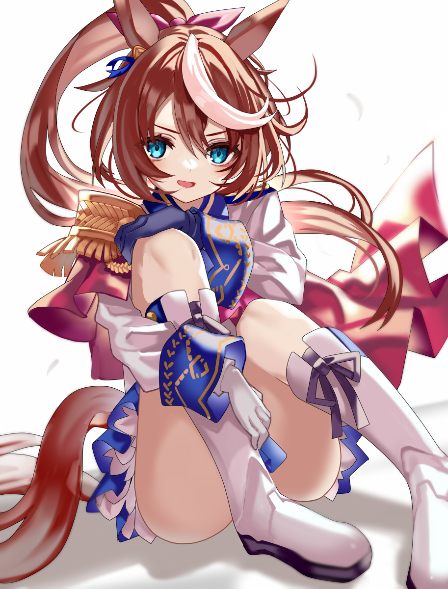 1girl aiguillette animal_ears ascot asymmetrical_gloves bangs blue_eyes blue_gloves blue_jacket blush boots brown_hair capelet commentary_request convenient_leg ear_tag epaulettes eyelashes full_body gloves hair_between_eyes hair_ribbon hand_on_own_knee hand_on_own_leg hand_up highres horse_ears horse_girl jacket knee_boots long_hair long_sleeves looking_at_viewer mismatched_gloves multicolored_eyes multicolored_hair open_mouth parted_lips pink_ascot pink_ribbon pleated_skirt ponytail red_capelet ribbon shino_(eefy) sidelocks simple_background sitting skirt solo streaked_hair tokai_teio_(umamusume) two-tone_hair umamusume very_long_hair violet_eyes white_background white_footwear white_gloves white_hair white_jacket white_skirt