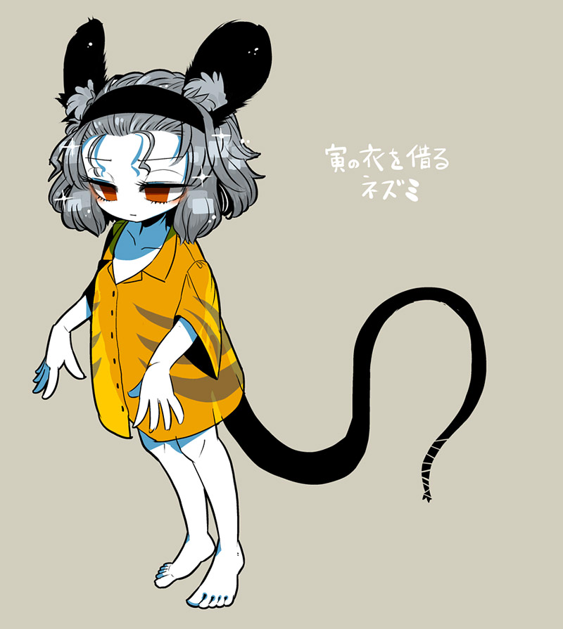 1girl alternate_costume animal_ear_fluff animal_ears barefoot black_hairband full_body grey_background grey_hair hairband mouse_ears mouse_tail nazrin no_pants red_eyes shirt short_hair short_sleeves simple_background solo sparkle tail tiger_stripes touhou translation_request yellow_shirt yt_(wai-tei)
