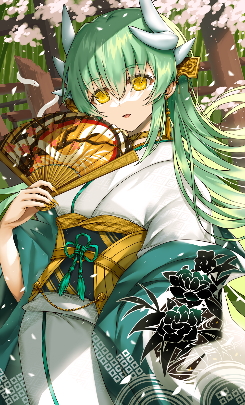 1girl bangs cherry_blossoms commentary_request dragon_horns eyebrows_visible_through_hair fate/grand_order fate_(series) floral_print folding_fan green_hair hand_fan highres horns japanese_clothes kimono kiyohime_(fate) long_hair long_sleeves looking_at_viewer morizono_shiki parted_lips petals smile solo white_kimono wide_sleeves yellow_eyes