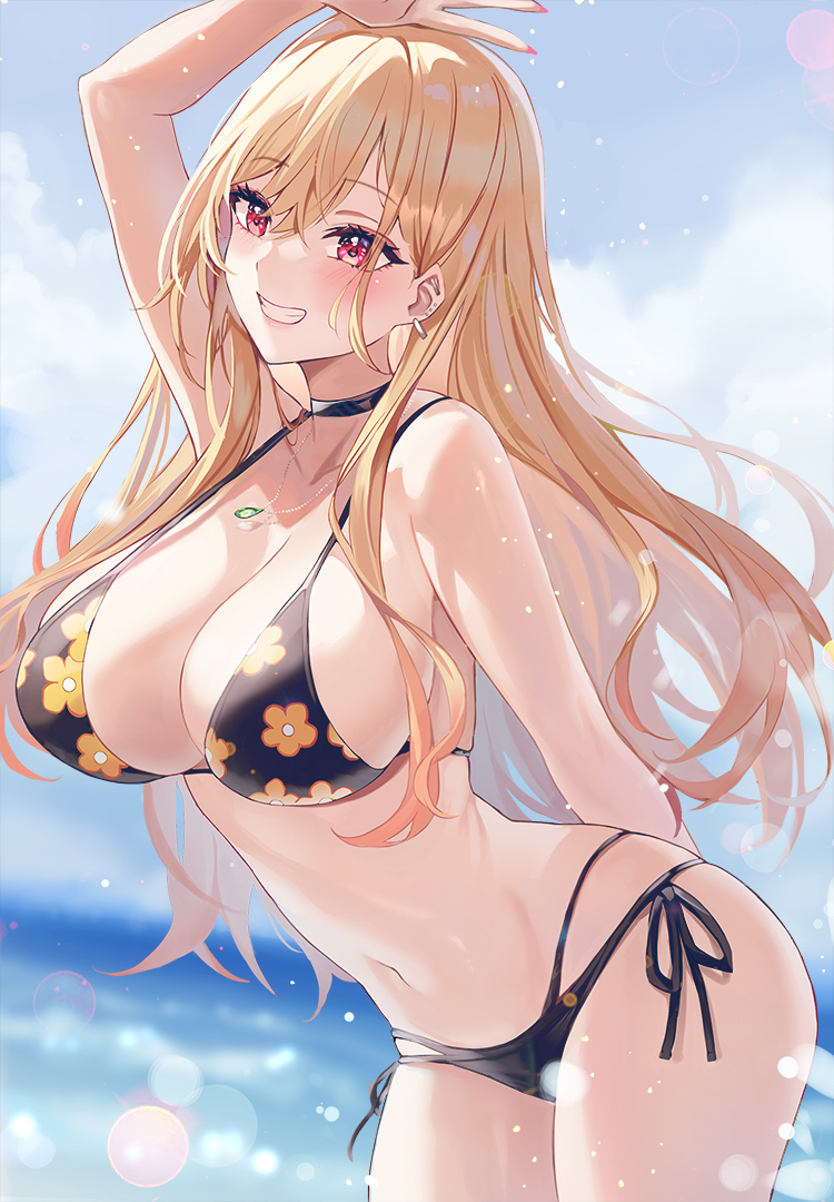1girl arm_behind_back arm_up bangs barbell_piercing bikini black_bikini black_choker blonde_hair blurry blurry_background blush breasts choker commentary cowboy_shot day doco_(doco3811) ear_piercing earrings floating_hair floral_print grin halterneck jewelry kitagawa_marin large_breasts leaning_forward lens_flare light_particles long_hair navel necklace outdoors piercing red_eyes side-tie_bikini smile solo sono_bisque_doll_wa_koi_wo_suru stomach straight_hair string_bikini swimsuit water