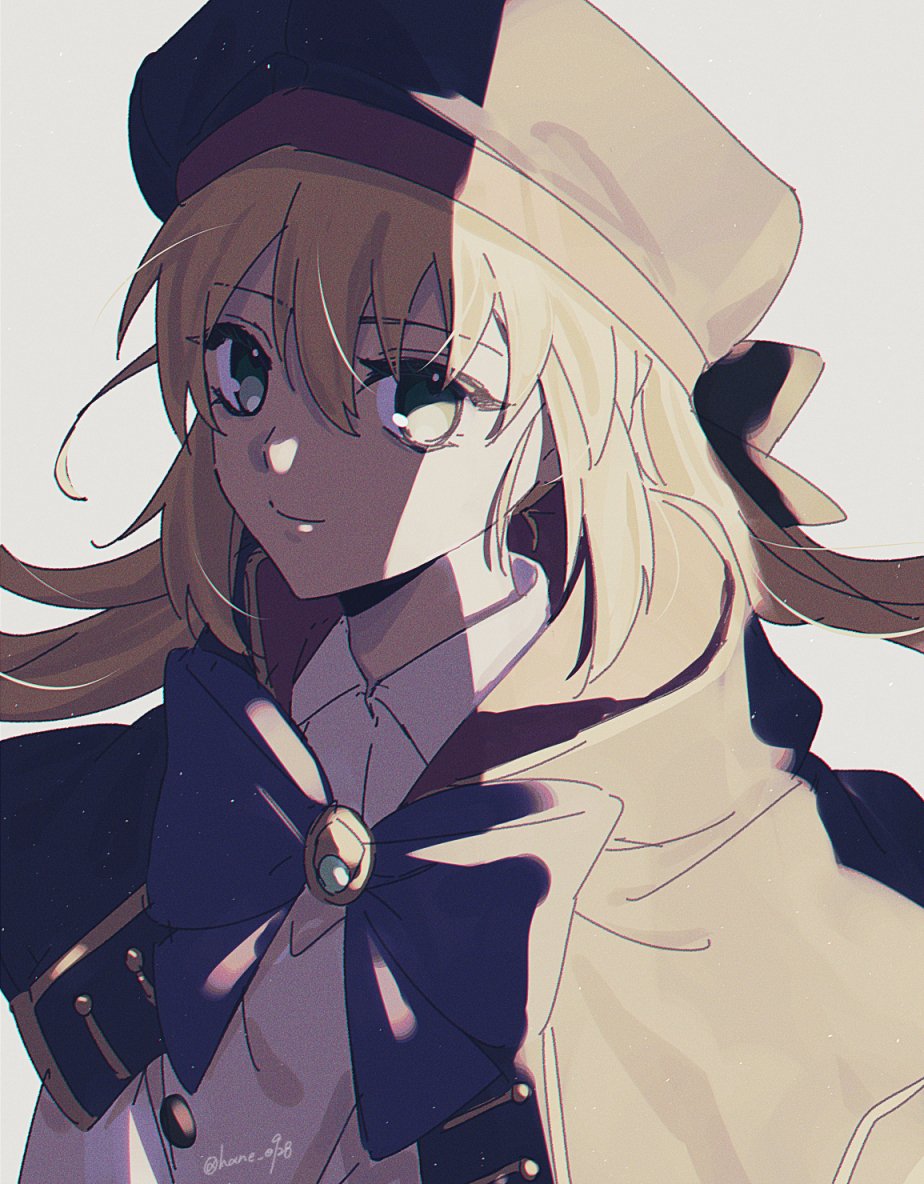 1girl ahoge artoria_pendragon_(caster)_(fate) artoria_pendragon_(fate) bangs blonde_hair blue_bow blue_bowtie bow bowtie cape cloak closed_mouth commentary_request eyebrows_visible_through_hair fate/grand_order fate_(series) green_eyes hane_(hane_0928) hat light_particles light_smile long_hair long_sleeves looking_at_viewer shadow smile solo twintails twitter_username upper_body