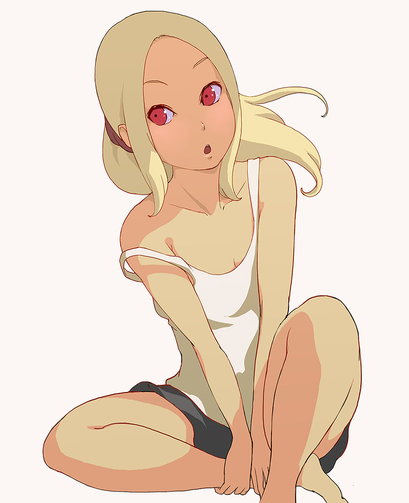 1girl barefoot black_shorts breasts collarbone commentary_request dark-skinned_female dark_skin foot_out_of_frame forehead gravity_daze grey_background holding_leg kitten_(gravity_daze) knee_up leaning_to_the_side long_hair official_alternate_costume official_art open_mouth red_eyes saitou_shunsuke shirt shorts sidelocks simple_background sitting small_breasts solo strap_slip tank_top teeth upper_teeth white_shirt