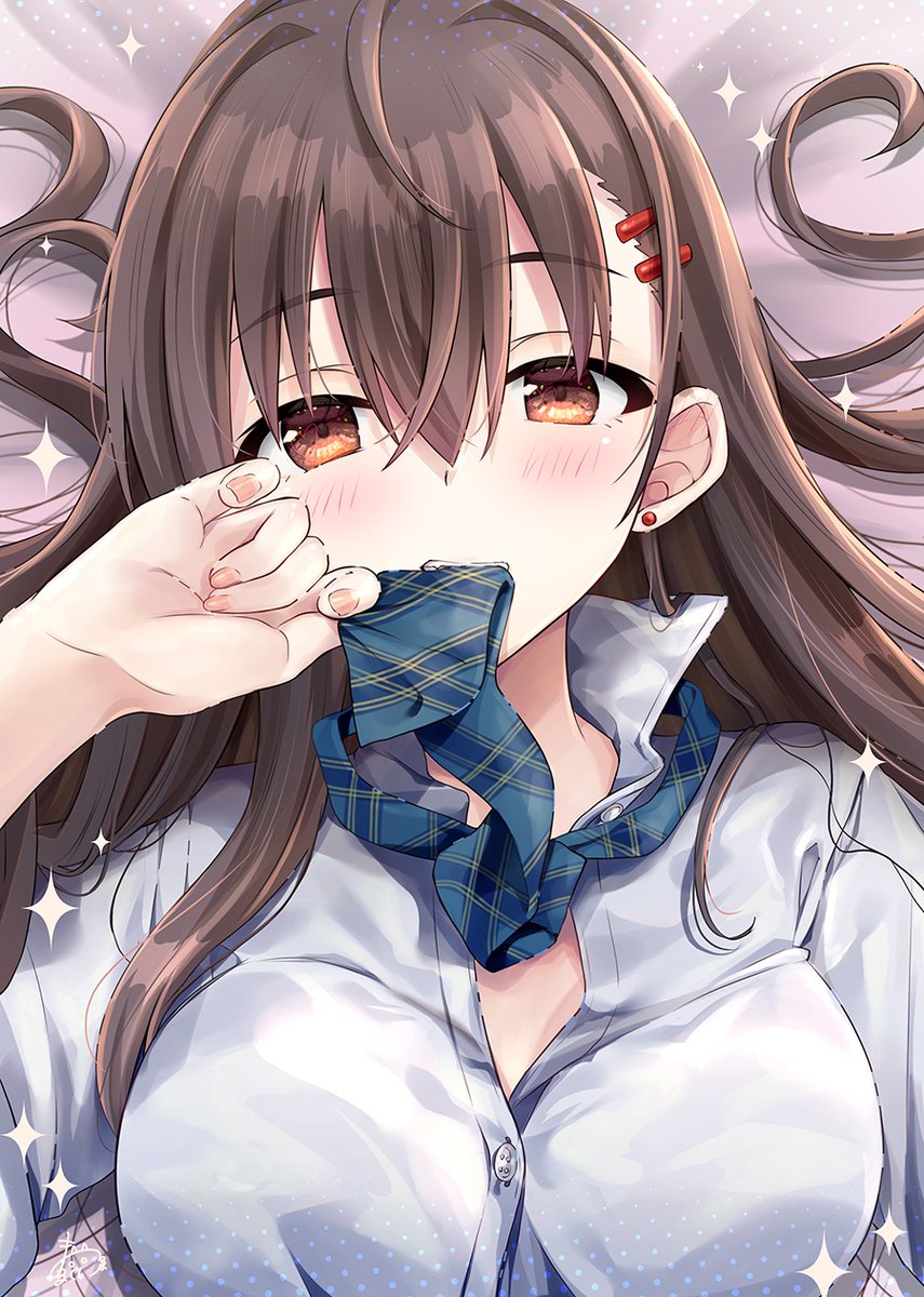 1girl bangs bed_sheet blue_necktie blush breasts brown_eyes brown_hair clenched_teeth collared_shirt commentary_request dress_shirt earrings eyebrows_visible_through_hair hair_between_eyes hair_intakes hair_ornament hairclip hand_up highres jewelry long_hair looking_at_viewer lying maruma_(maruma_gic) medium_breasts mouth_hold necktie necktie_in_mouth on_back original plaid_necktie shirt solo sparkle stud_earrings teeth upper_body white_shirt