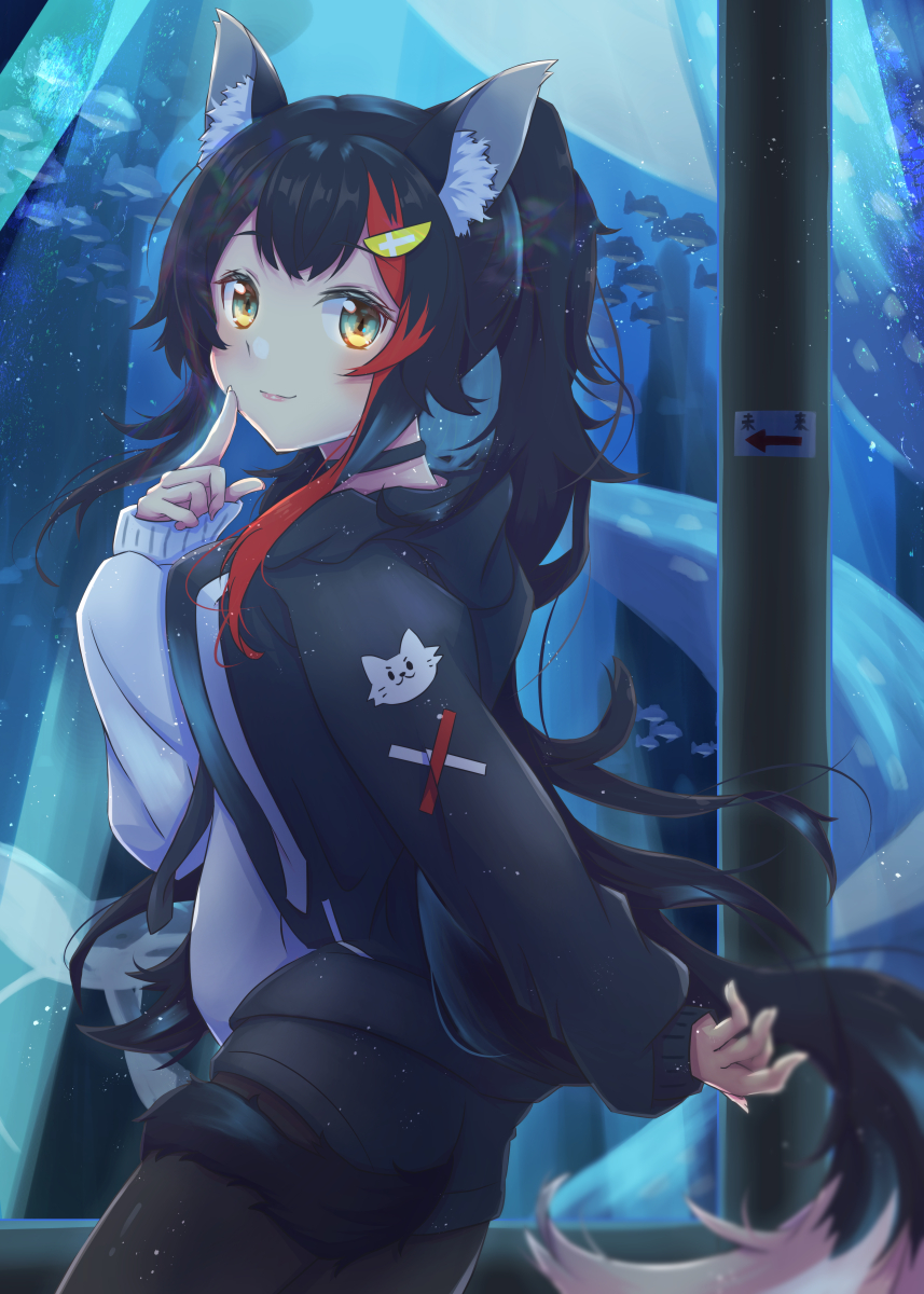 1girl animal_ear_fluff animal_ears aquarium bangs black_hair blush closed_mouth finger_to_mouth fish hair_ornament hairclip highres hololive hololive_gamers long_hair looking_at_viewer mihaeru multicolored_hair ookami_mio print_shirt redhead shirt smile solo streaked_hair tail virtual_youtuber wolf_ears wolf_girl wolf_tail yellow_eyes