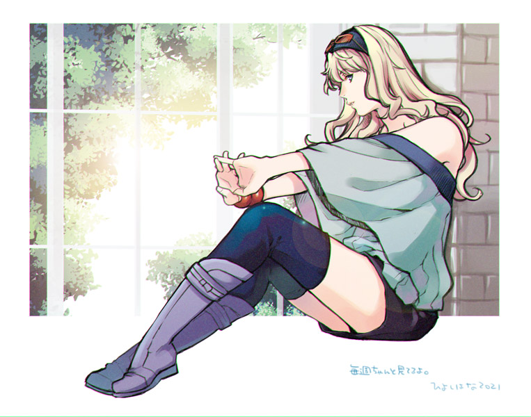 1girl bare_shoulders blonde_hair blue_eyes blue_hairband boots bracelet eyewear_on_head full_body hairband hiyoshi_hana jewelry long_hair looking_at_viewer macross macross_frontier own_hands_together sheryl_nome shorts sitting solo thigh-highs