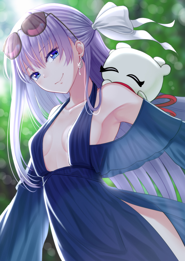 1girl armpits bare_shoulders blue_dress blue_eyes breasts closed_mouth cowboy_shot creature creature_on_shoulder day dress dutch_angle earrings eyewear_on_head fate/grand_order fate_(series) glint hair_ribbon jewelry long_hair long_sleeves looking_at_viewer meltryllis_(fate) mizunashi_hayate on_shoulder outdoors pelvic_curtain purple_hair ribbon small_breasts smile solo sunglasses sunlight very_long_hair white_ribbon