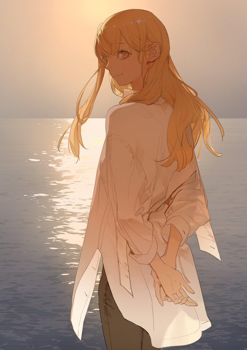 1girl arms_behind_back bangs blonde_hair closed_mouth collared_shirt cowboy_shot day dress_shirt from_behind grey_pants highres horizon long_hair long_sleeves looking_at_viewer looking_back ocean outdoors oversized_clothes own_hands_together pants qiu_tong see-through_silhouette shirt smile solo tamen_de_gushi tanjiu twilight untucked_shirt white_shirt