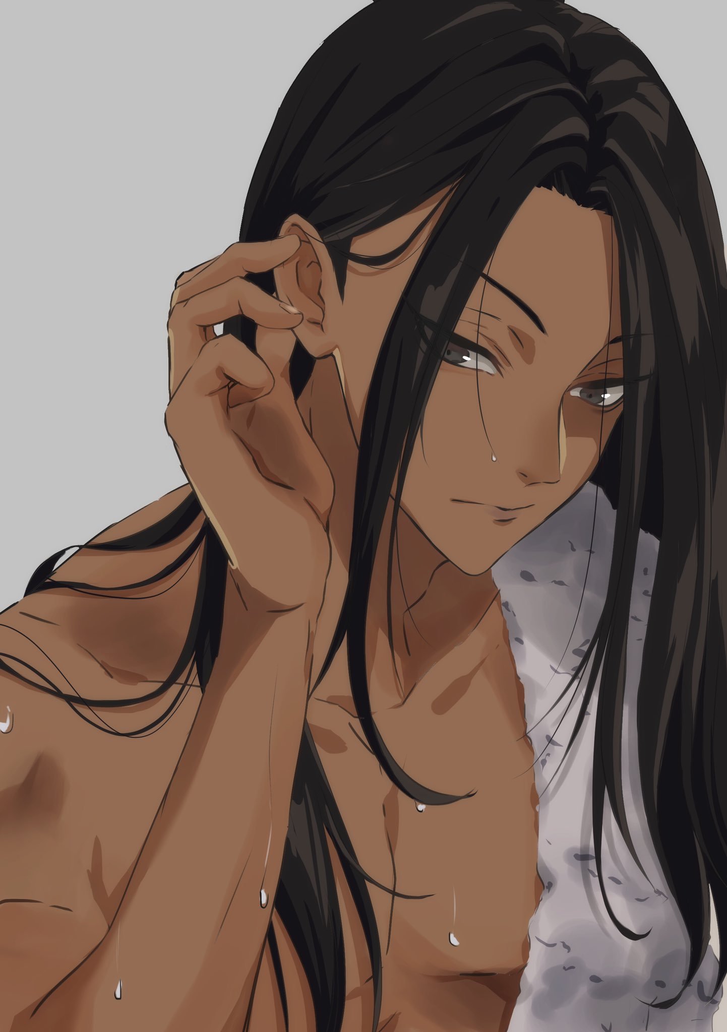 1boy arm_up black_eyes black_hair collarbone dark_skin expressionless eyebrows_visible_through_hair eyes_visible_through_hair grey_background hair_tucking highres jamil_viper long_hair looking_at_viewer male_focus maru_(kuro_823725) simple_background solo topless_male towel towel_around_neck twisted_wonderland upper_body wet wet_hair