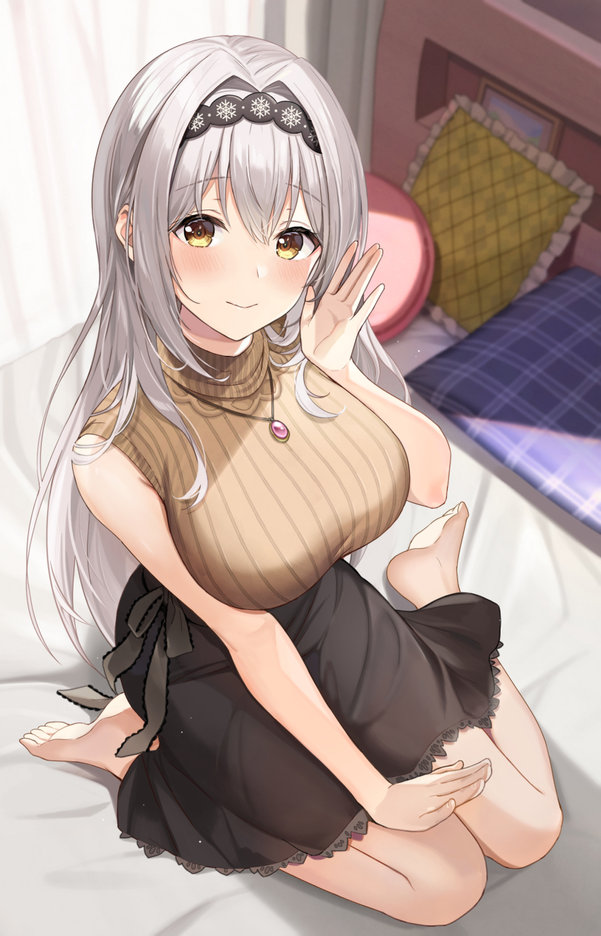 1girl azuki_yui bare_arms bare_shoulders barefoot bed_sheet black_hairband black_skirt breasts brown_sweater closed_mouth commentary_request from_above full_body grey_hair hairband highres indoors jewelry large_breasts long_hair looking_at_viewer looking_up medium_skirt necklace on_bed original pillow sitting skirt sleeveless sleeveless_sweater smile snowflake_print solo sweater wariza yellow_eyes
