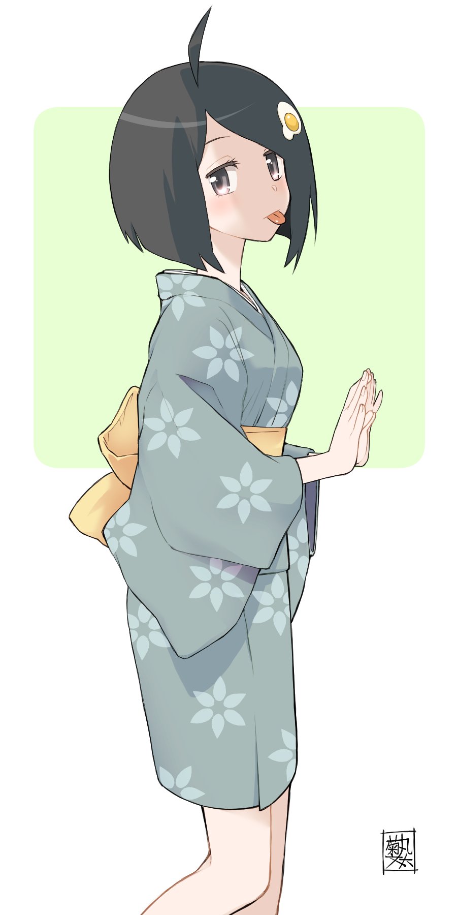 1girl ahoge araragi_tsukihi bangs black_hair breasts commentary_request feet_out_of_frame from_side green_background green_kimono grey_eyes hands_up highres japanese_clothes kikumaru_bunta kimono long_sleeves looking_at_viewer looking_to_the_side medium_hair monogatari_(series) obi own_hands_together print_kimono sash shadow sidelocks signature solo standing standing_on_one_leg swept_bangs tongue tongue_out two-tone_background white_background wide_sleeves yellow_sash yukata
