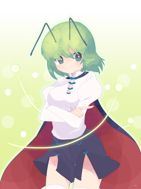 1girl antennae arms_under_breasts bangs black_cape black_shorts blush breasts cape closed_mouth collared_shirt commentary_request cowboy_shot green_eyes green_hair hair_between_eyes juliet_sleeves kari_(atsuki_565) long_sleeves looking_at_viewer medium_breasts puffy_sleeves red_cape shirt short_hair shorts smile solo touhou two-sided_cape two-sided_fabric white_shirt wriggle_nightbug