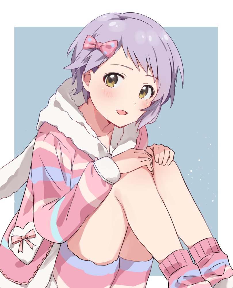 bangs blush bow commentary_request dot_nose hair_bow hands_on_own_knees heart hood hooded_pajamas idolmaster idolmaster_million_live! knokzm long_sleeves looking_at_viewer makabe_mizuki pajamas parted_lips pink_bow pink_pajamas pink_ribbon purple_hair ribbon short_hair shorts simple_background sitting socks solo striped striped_legwear striped_pajamas yellow_eyes