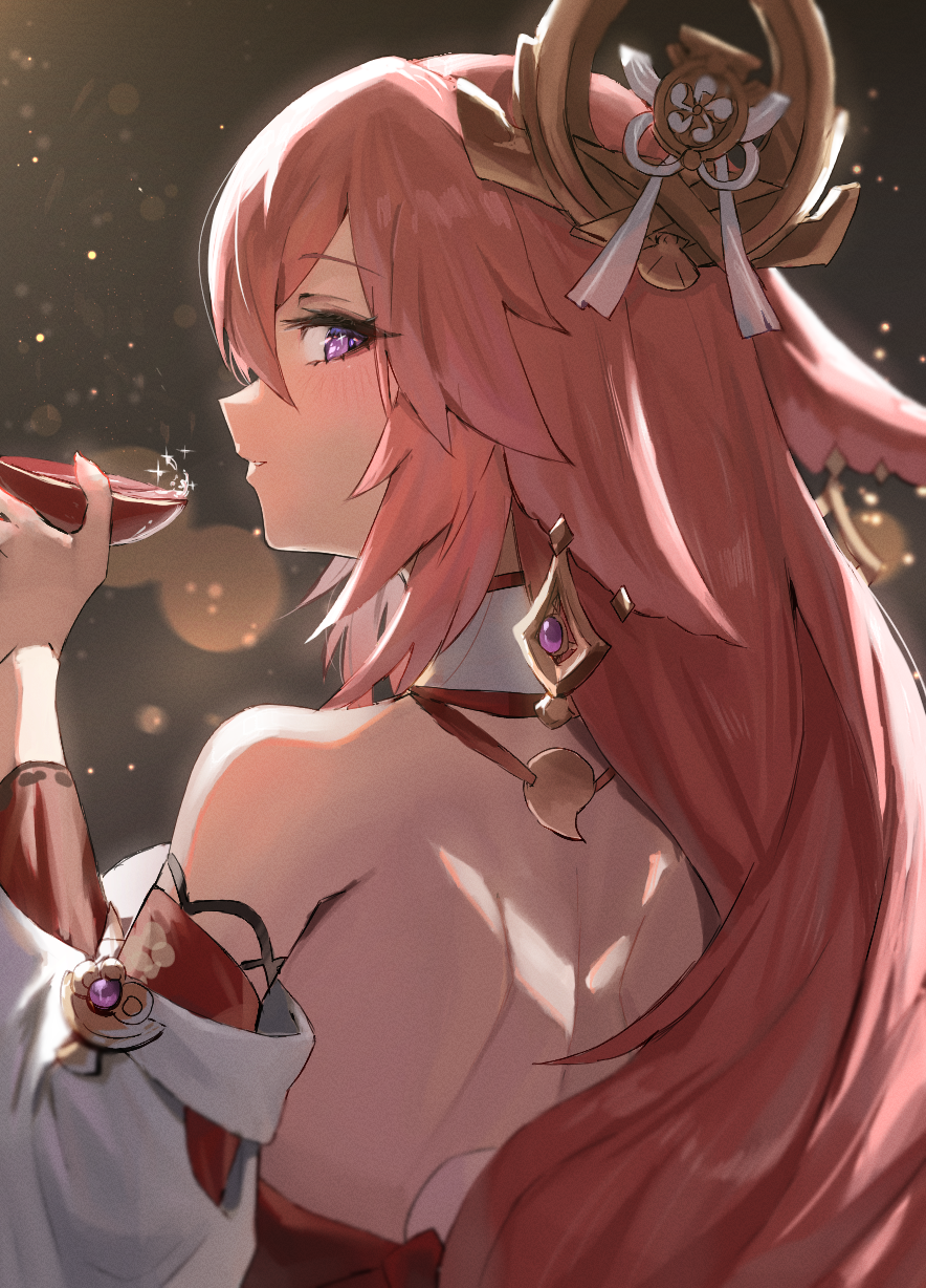 1girl animal_ears back bangs bare_shoulders blush brown_background cup detached_collar detached_sleeves eyebrows_visible_through_hair fox_ears from_behind genshin_impact hair_between_eyes hair_ornament highres holding holding_cup lens_flare long_hair long_sleeves looking_at_viewer looking_back parted_lips pink_hair profile raw_egg_lent shoulder_blades simple_background smile solo upper_body very_long_hair violet_eyes yae_miko
