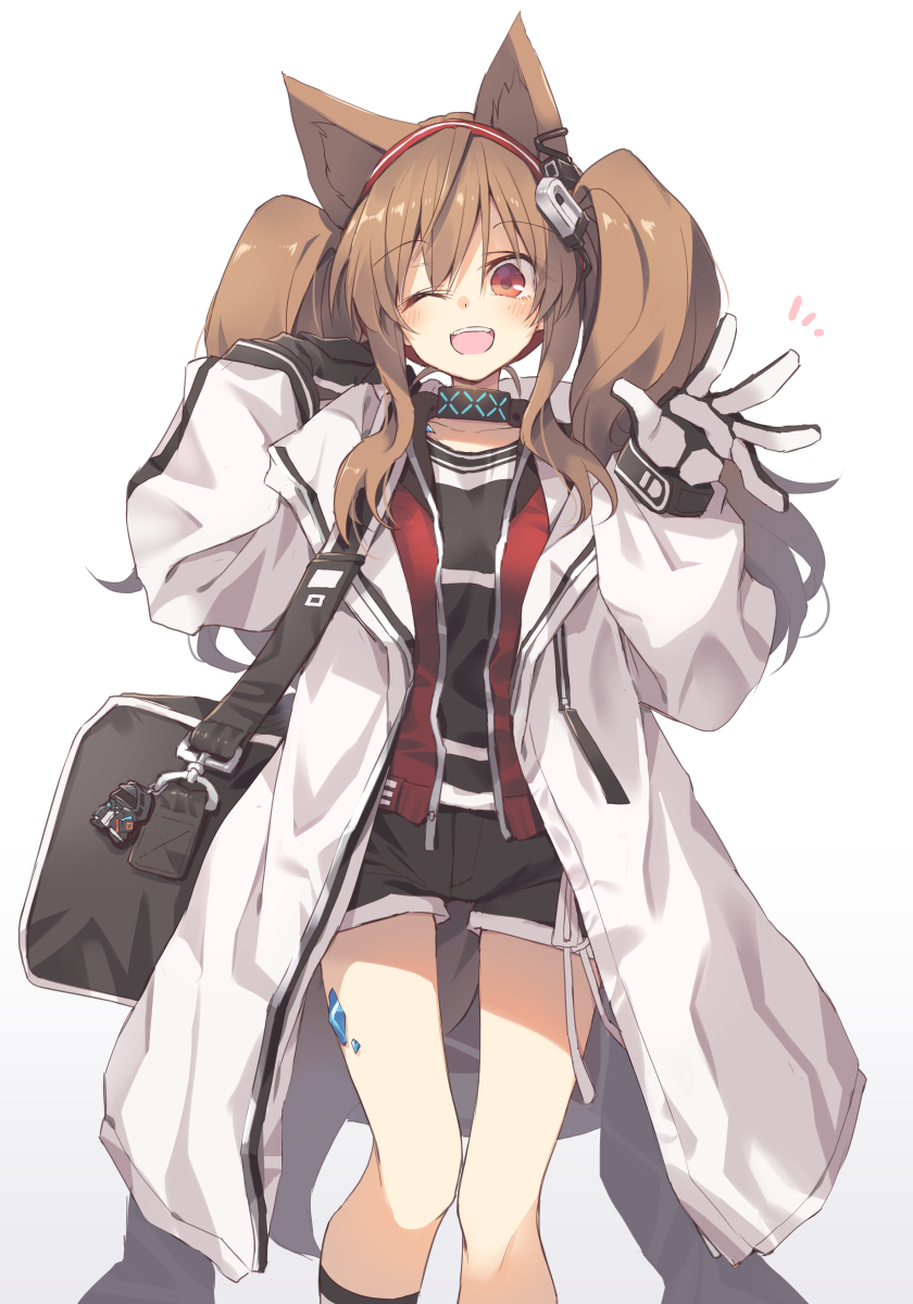 1girl ;d angelina_(arknights) animal_ears arknights bag black_bag black_gloves black_legwear black_shirt black_shorts brown_hair coat duffel_bag earpiece feet_out_of_frame fox_ears gloves hairband hand_up hands_up highres long_hair one_eye_closed open_clothes open_coat open_mouth oripathy_lesion_(arknights) red_eyes red_hairband satou_kibi shirt shorts shoulder_bag sidelocks simple_background smile socks solo striped striped_hairband teeth twintails two-tone_gloves upper_teeth waving white_background white_coat white_gloves