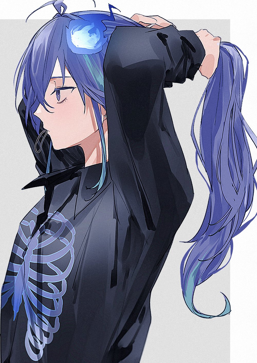 1boy alternate_hairstyle black_shirt blue_hair collared_shirt expressionless from_side hair_tie hands_up highres holostars long_hair looking_ahead male_focus minase_rio mouth_hold multicolored_hair ponytail profile purple_hair shirt simple_background skeleton_print solo streaked_hair tying_hair upper_body violet_eyes virtual_youtuber xmayo0x