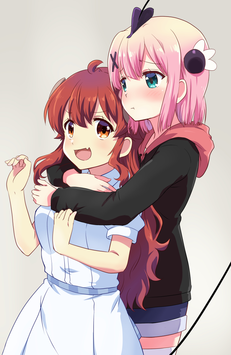 2girls blue_eyes blush brown_eyes brown_hair chiyoda_momo closed_mouth demon_girl demon_horns demon_tail eyebrows_visible_through_hair fang gobera grey_background hair_ornament highres horns hug hug_from_behind long_hair machikado_mazoku multiple_girls open_mouth pink_hair shiny shiny_hair short_hair simple_background smile tail x_hair_ornament yoshida_yuuko_(machikado_mazoku) yuri