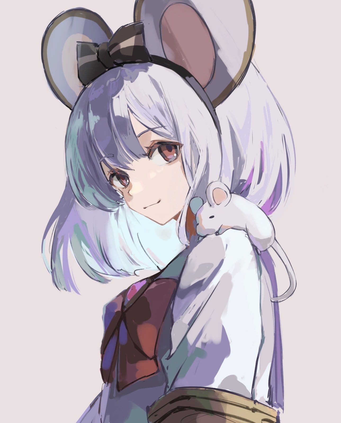 1girl aco_gbfg animal_ears animal_on_shoulder black_hairband bow bowtie brown_eyes closed_mouth commentary_request eyebrows_visible_through_hair from_side granblue_fantasy grey_background grey_hair hairband highres looking_at_viewer looking_to_the_side mouse mouse_ears mouse_girl mouse_on_shoulder short_hair simple_background smile solo upper_body vikala_(granblue_fantasy)