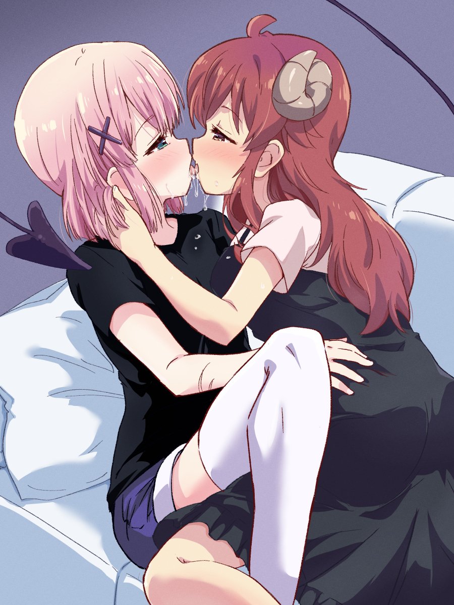 2girls ahoge black_shirt blush brown_hair chiyoda_momo couch demon_girl demon_horns demon_tail dress eye_contact french_kiss gobera green_eyes hair_ornament highres horns kiss long_hair looking_at_another machikado_mazoku medium_hair multiple_girls pillow pink_hair playing_with_another's_hair saliva shirt shorts simple_background t-shirt tail thigh-highs x_hair_ornament yellow_eyes yoshida_yuuko_(machikado_mazoku) yuri