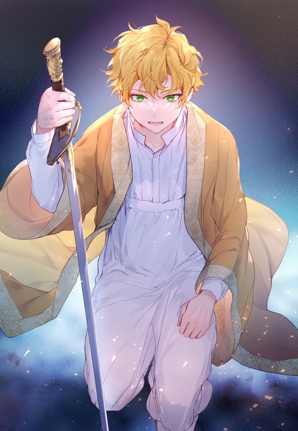 1boy achan_(blue_semi) blonde_hair blue_background coat feet_out_of_frame green_eyes hand_on_own_thigh hand_up highres holding holding_sword holding_weapon jeremy_von_neuschwanstein long_sleeves looking_at_viewer looking_up male_focus one_knee open_mouth pants sleepwear solo sword the_fantasie_of_a_stepmother weapon white_pants wide_sleeves yellow_coat