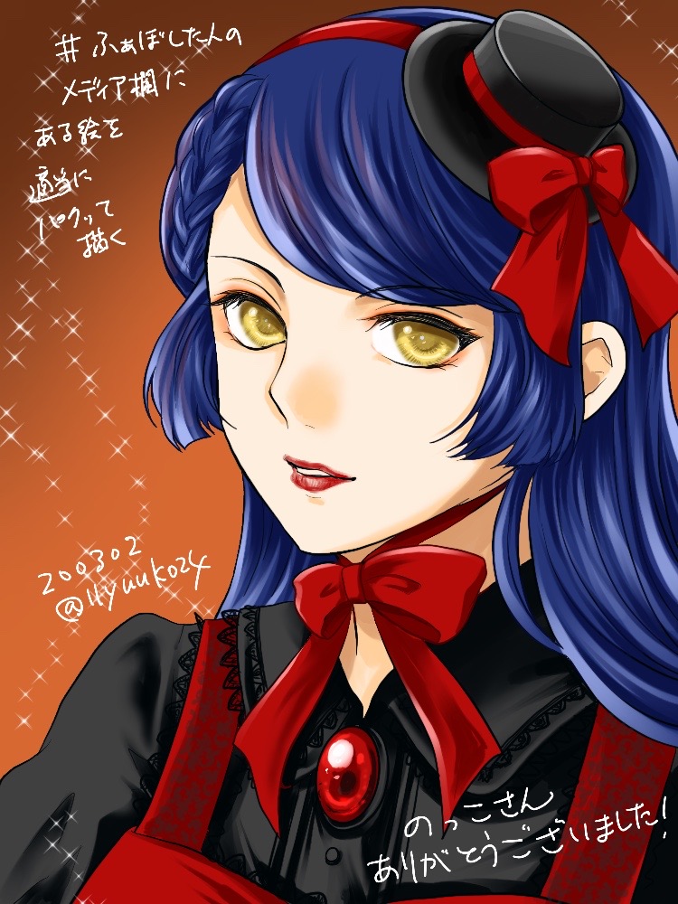 1girl alternate_costume bangs black_headwear black_shirt blue_hair bow braid brown_background dated gem hairband hat hat_bow honzuki_no_gekokujou long_hair maine_(honzuki_no_gekokujou) parted_lips portrait red_bow red_gemstone red_hairband red_lips shiny shiny_hair shirt solo swept_bangs twitter_username yellow_eyes yuuko24