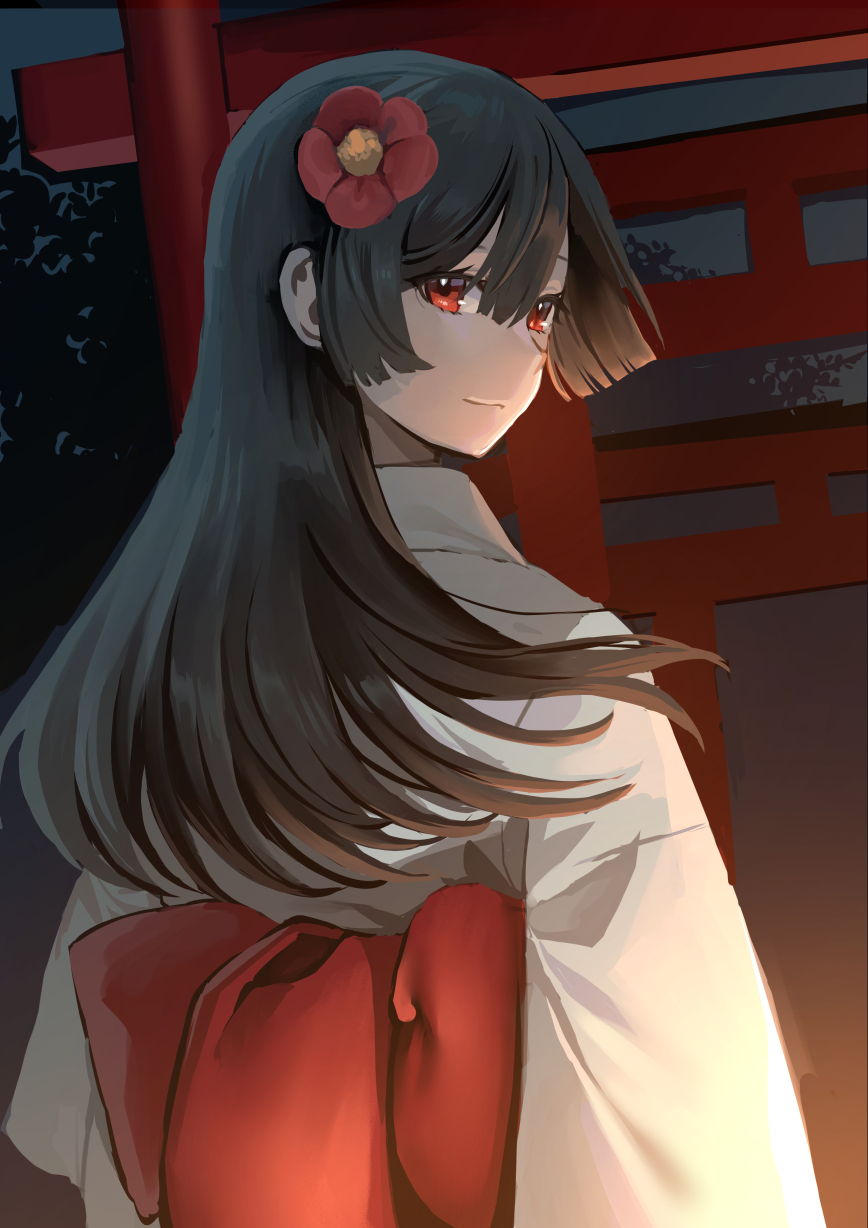 1girl akagi_kurage black_hair commentary_request flower from_behind hair_flower hair_ornament highres japanese_clothes kimono long_hair looking_at_viewer looking_back night obi original red_eyes sash smile torii upper_body white_kimono