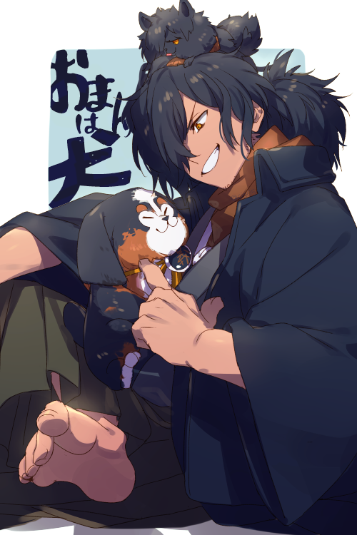 1boy animal animal_in_clothes animal_on_head animalization background_text bangs beard black_fur black_hair blue_background brown_scarf commentary_request dog echo_(circa) facial_hair fate/grand_order fate/type_redline fate_(series) feet_out_of_frame hair_over_one_eye hakama japanese_clothes kimono koha-ace long_hair long_sleeves looking_at_another male_focus multicolored_background okada_izou_(dog)_(fate) okada_izou_(fate) on_head pomeranian_(dog) ponytail scarf simple_background sitting smile solo teeth white_background yellow_eyes