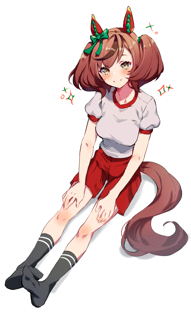 1girl animal_ears black_socks blush bow brown_eyes brown_hair ear_bow ear_covers green_bow gym_shirt highres horse_ears horse_girl horse_tail kunikune looking_at_viewer medium_hair multicolored_hair nice_nature_(umamusume) no_shoes red_shorts shirt shorts simple_background sitting smile socks solo sparkle streaked_hair tail twintails umamusume white_background white_shirt yellow_eyes