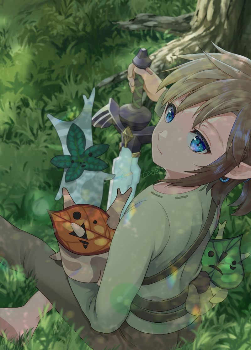 1boy barefoot blonde_hair blue_eyes earrings foot_out_of_frame grass grey_pants holding holding_sword holding_weapon jewelry korok link looking_at_viewer low_ponytail male_focus medium_hair nature outdoors pants pointy_ears shirt short_ponytail shoulder_strap sword the_legend_of_zelda the_legend_of_zelda:_breath_of_the_wild todo_no_tsumari tree weapon white_shirt