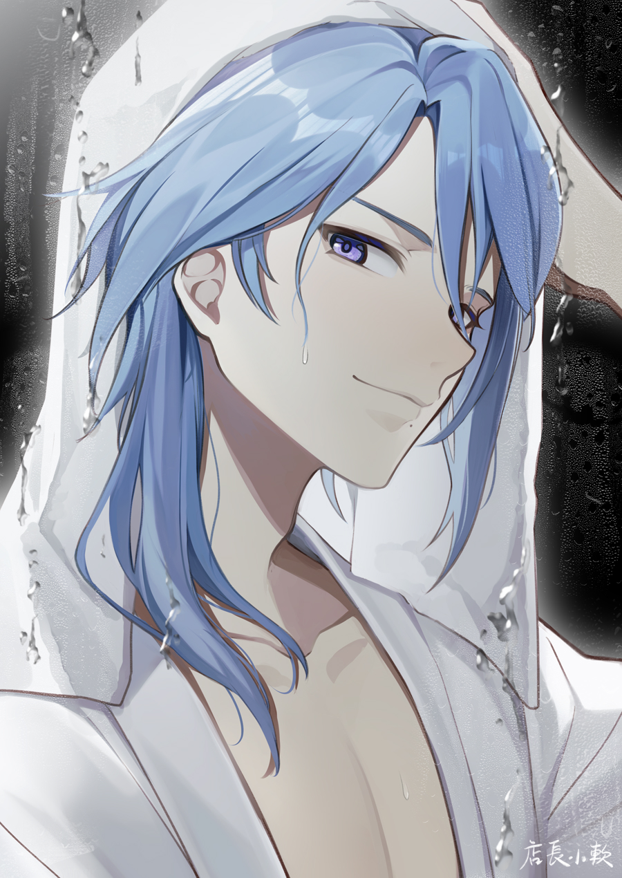 1boy arm_up artist_name bangs bath_yukata blue_hair chinese_commentary closed_mouth collarbone commentary_request genshin_impact hair_between_eyes hair_over_shoulder hand_on_own_head highres japanese_clothes kamisato_ayato kimono looking_at_viewer male_focus medium_hair mole mole_under_mouth parted_bangs sidelocks smile solo steam swept_bangs towel towel_on_head upper_body violet_eyes water_drop wet yoitesa yukata