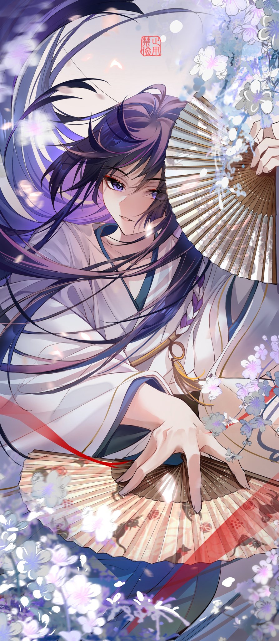 1boy ahoge bangs chinese_commentary commentary eyelashes fingernails genshin_impact hand_fan highres holding holding_fan japanese_clothes kimono long_hair long_sleeves looking_at_viewer parted_lips purple_hair red_eyeliner rope scaramouche_(genshin_impact) short_hair_with_long_locks solo violet_eyes white_kimono wide_sleeves yin01582942