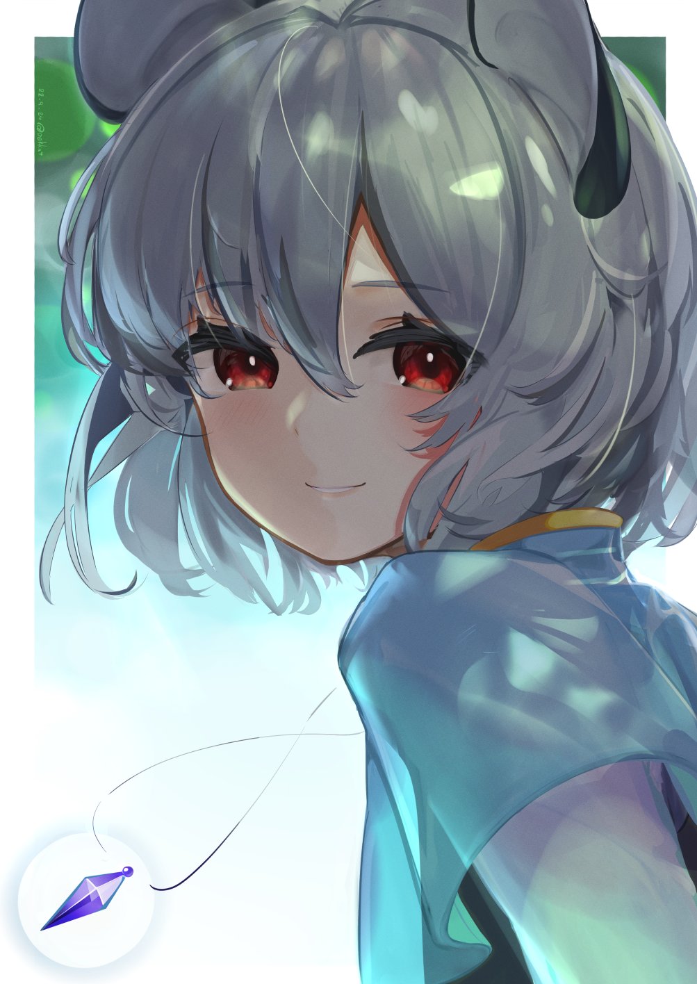 1girl animal_ears blue_capelet capelet closed_mouth grey_hair hair_between_eyes highres jewelry kakedashi looking_at_viewer mouse_ears mouse_girl nazrin pendant red_eyes short_hair smile solo touhou upper_body