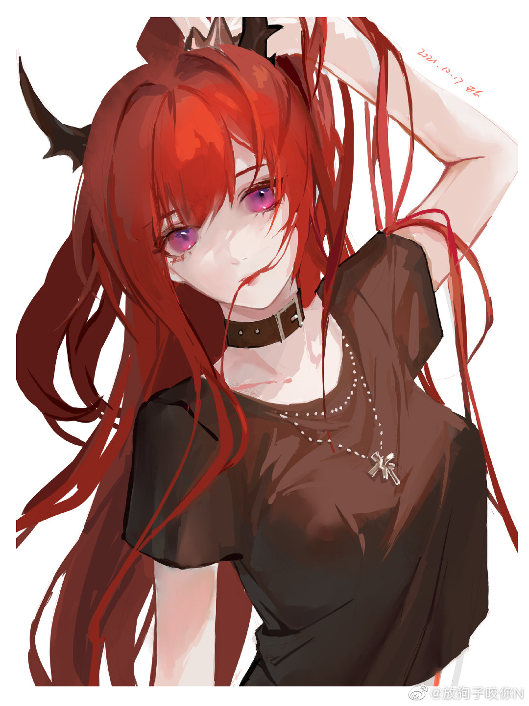 1girl arknights bangs belt_collar breasts collar eyebrows_hidden_by_hair hair_between_eyes hair_in_mouth heisehaidaitang highres horns jewelry long_hair looking_at_viewer mouth_hold necklace pink_hair redhead shirt simple_background solo upper_body white_background