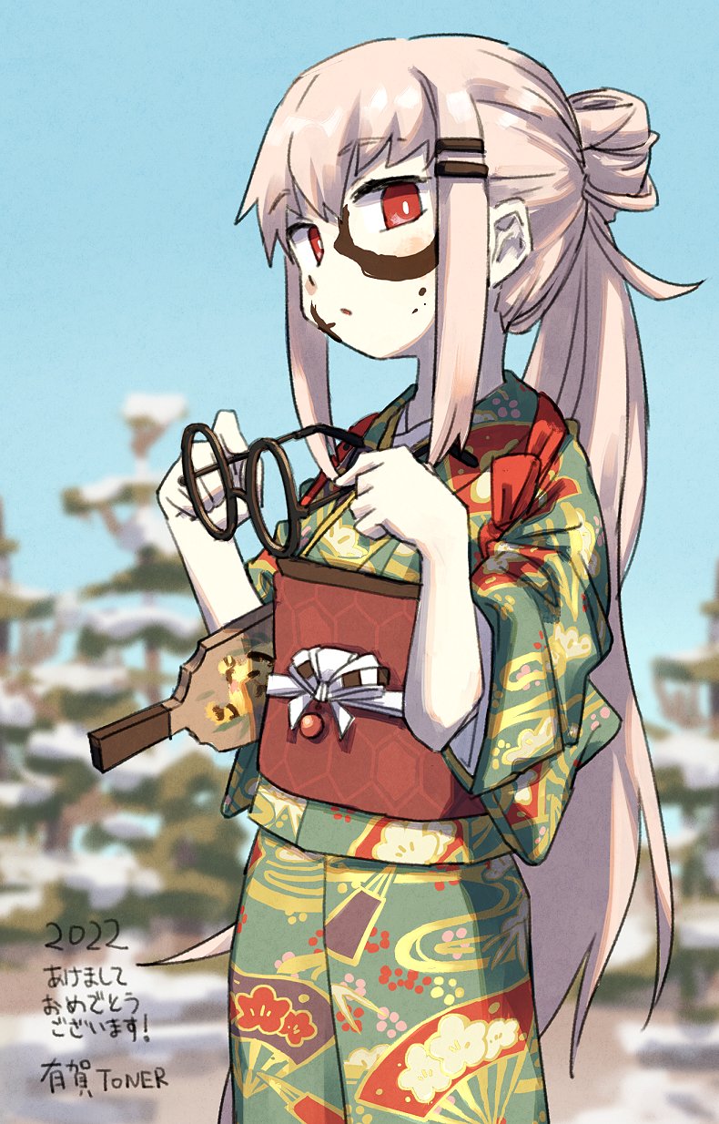 1girl alternate_costume arigatoner dated facepaint girls_frontline glasses green_kimono hagoita hair_ornament hairclip highres holding holding_eyewear japanese_clothes kimono looking_at_viewer obi outdoors paddle ponytail red_eyes sash sidelocks sky snow solo translation_request type_80_(girls'_frontline)