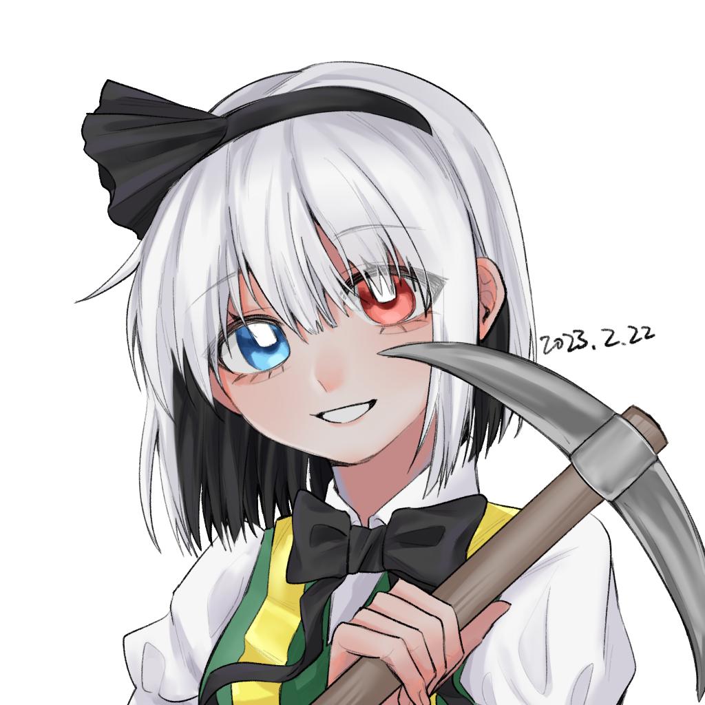 1girl akaakaakaakashio bangs black_bow black_bowtie black_hairband black_ribbon blue_eyes bob_cut bow bowtie commentary_request cookie_(touhou) eyes_visible_through_hair green_vest grin hair_between_eyes hair_ribbon hairband heterochromia high-visibility_vest holding holding_pickaxe konpaku_youmu looking_at_viewer pickaxe red_eyes ribbon short_hair simple_background smile solo touhou upper_body vest white_background white_hair zerukalo_(cookie)