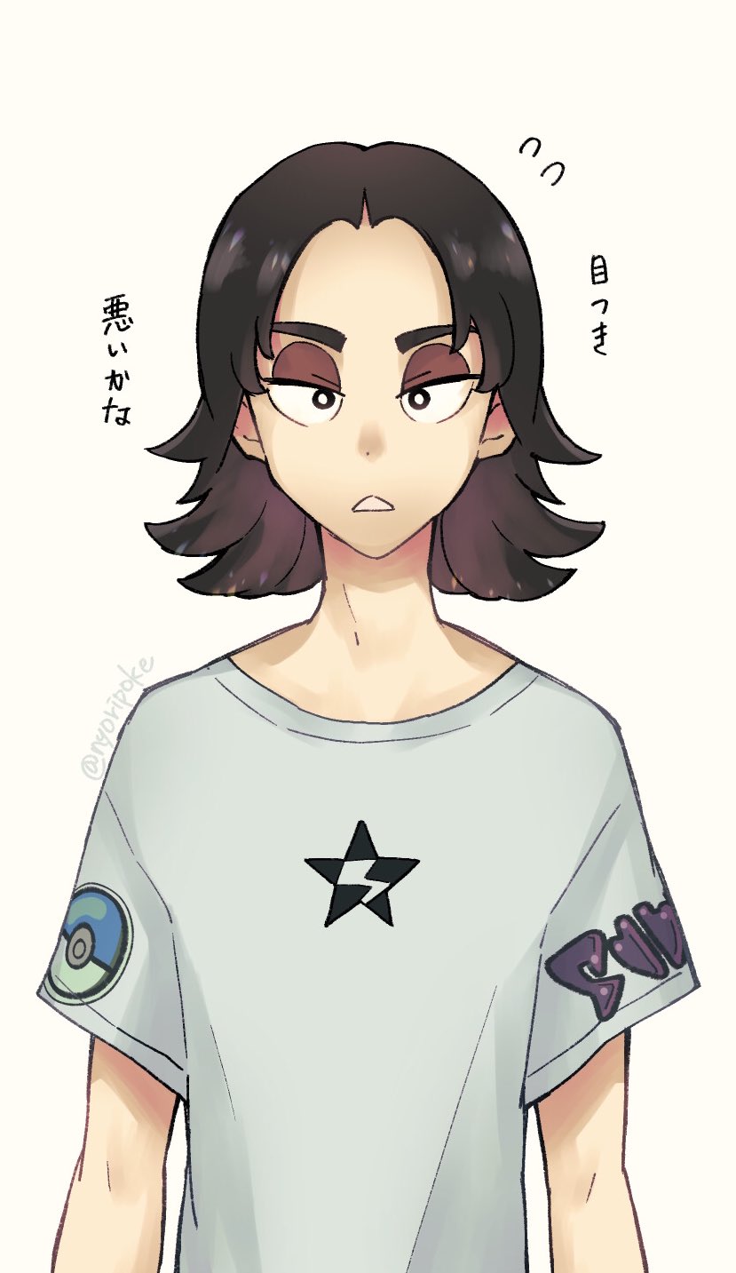 1boy alternate_costume black_eyes bright_pupils brown_hair commentary_request eyeshadow flipped_hair giacomo_(pokemon) highres logo looking_at_viewer makeup male_focus medium_hair nyoripoke poke_ball_print pokemon pokemon_(game) pokemon_sv shirt short_sleeves simple_background solo star_(symbol) star_print t-shirt team_star twitter_username upper_body watermark white_background white_pupils