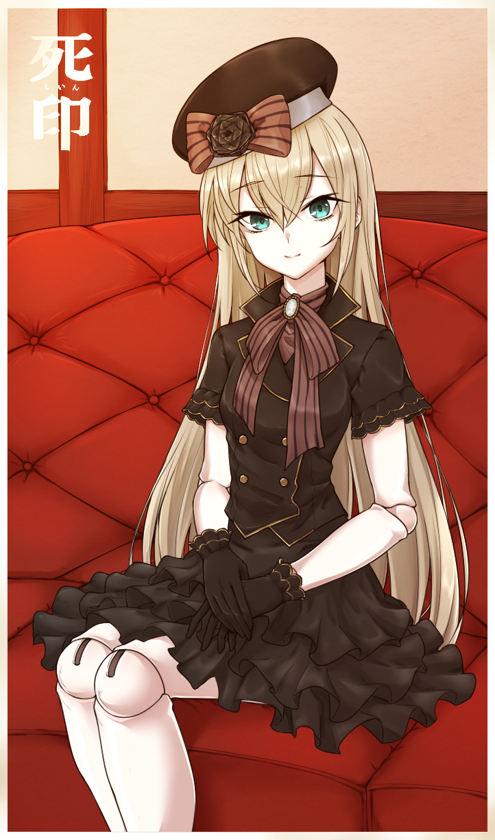 1girl bangs bare_legs beret black_gloves blonde_hair brooch couch cowboy_shot death_mark doll doll_joints dress formal frilled_skirt frills gloves green_eyes hair_between_eyes hat highres indoors jewelry joints kukurus layered_skirt light_smile lolita_fashion long_hair looking_at_viewer mary_(death_mark) on_couch own_hands_together short_sleeves sidelocks sitting skirt solo