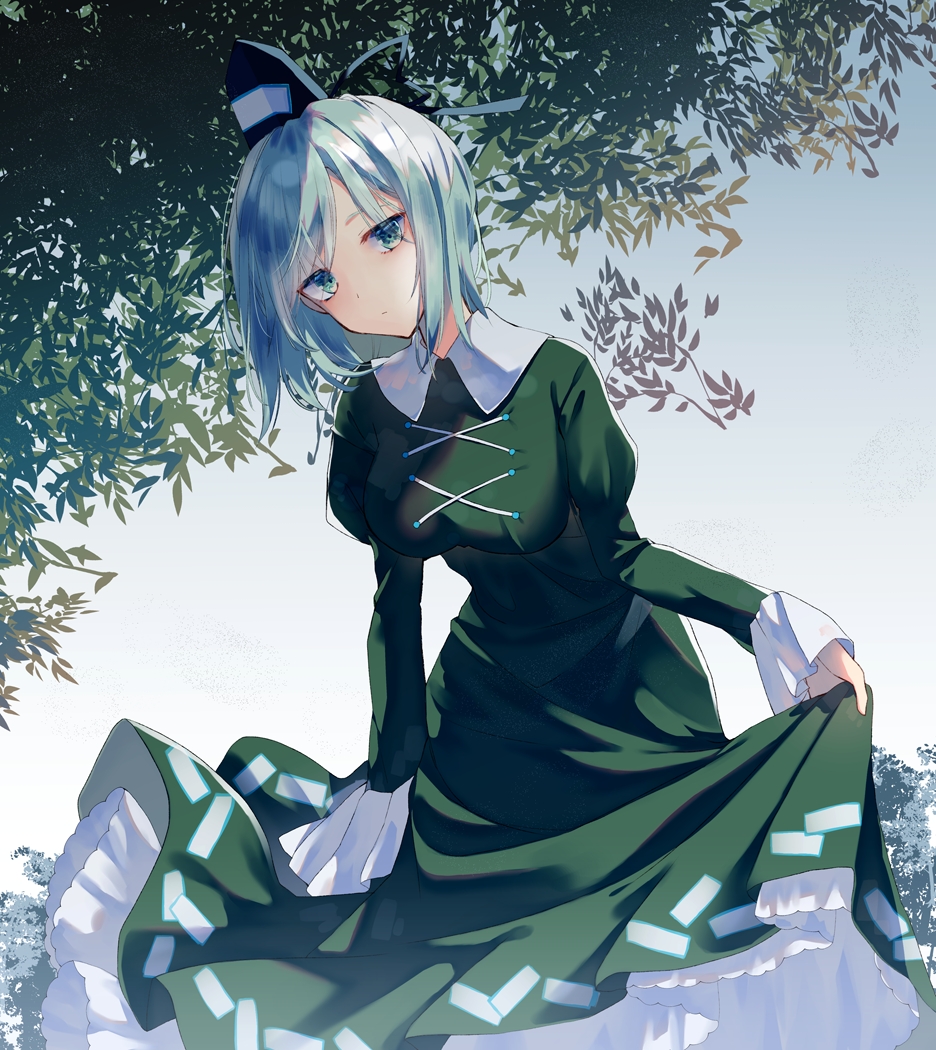 1girl black_headwear chokie closed_mouth commentary_request cross-laced_clothes dress frilled_dress frills gradient_background green_dress green_eyes green_hair hat juliet_sleeves leaf long_sleeves looking_at_viewer ofuda ofuda_on_clothes puffy_sleeves soga_no_tojiko solo tate_eboshi touhou