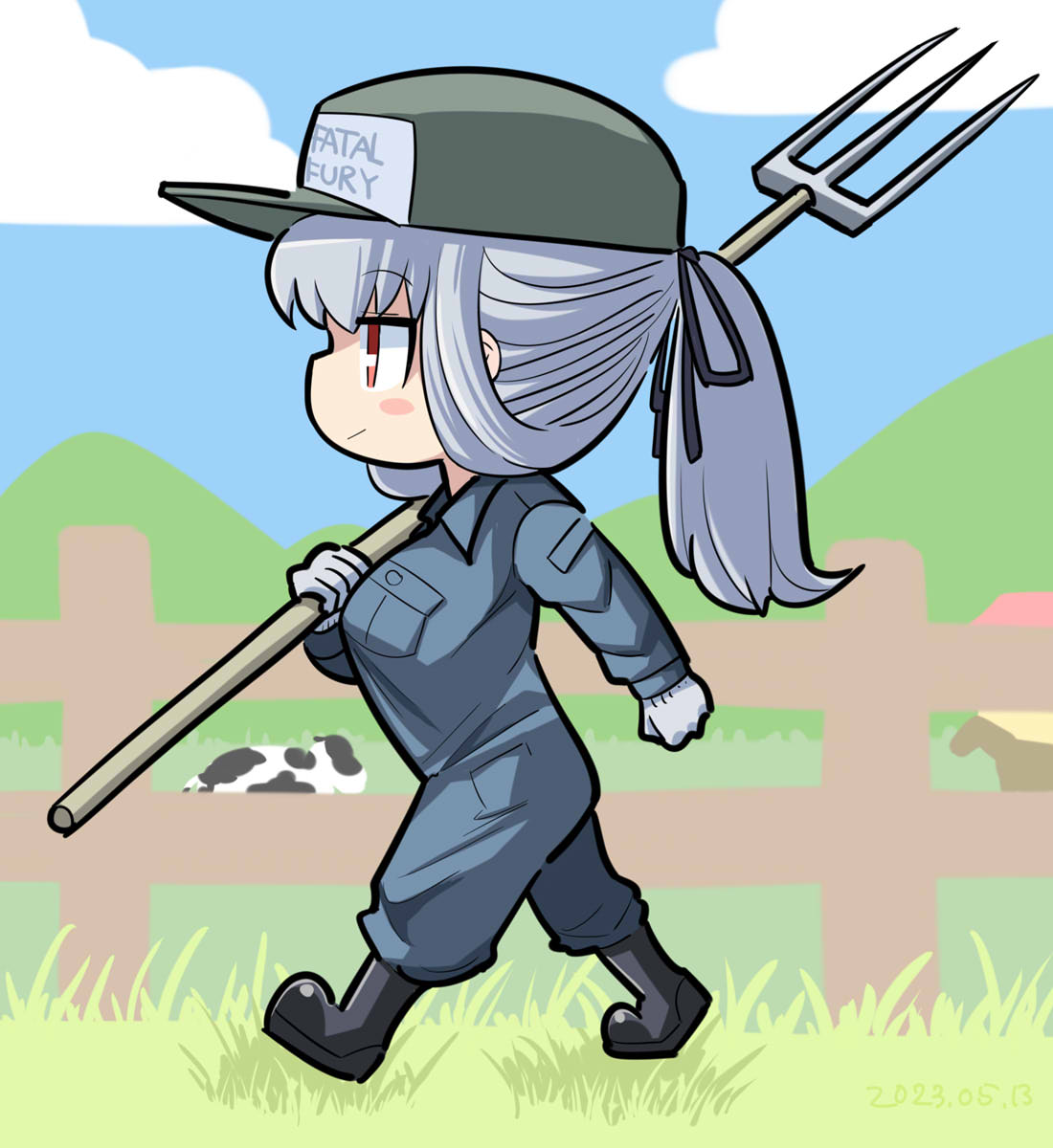 1girl alternate_costume alternate_hairstyle baseball_cap black_footwear black_ribbon blue_sky blush boots breasts chibi closed_mouth clouds commentary_request cow dated day fatal_fury fence full_body gloves grass grey_hair grey_jumpsuit hair_ribbon hat highres holding holding_pitchfork itini-sanshi jumpsuit large_breasts long_hair long_sleeves looking_afar medium_bangs outdoors pitchfork ponytail profile red_eyes ribbon rozen_maiden sky smile solo suigintou terry_bogard walking white_gloves wooden_fence