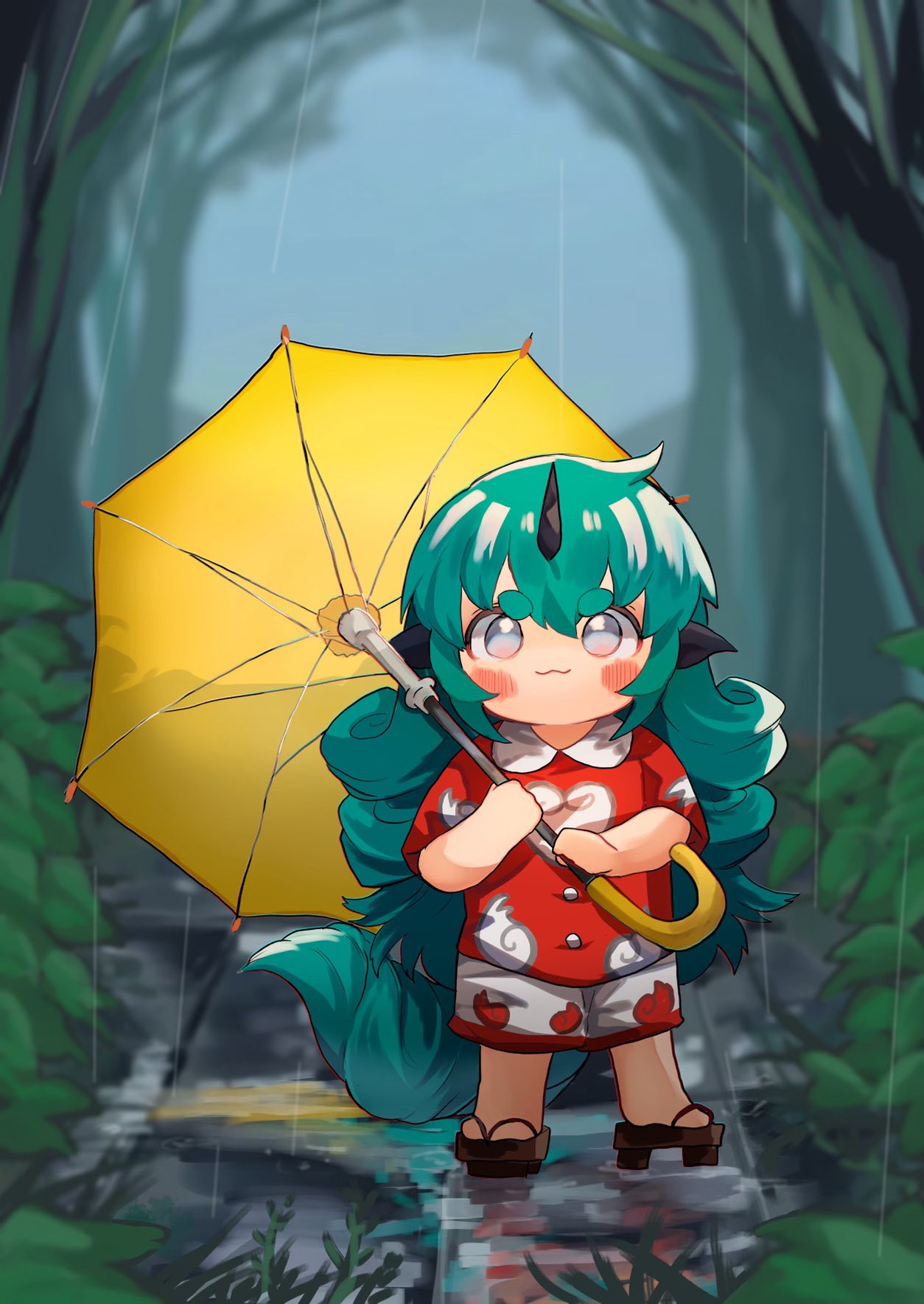 1girl :3 blurry blurry_background closed_mouth cloud_print curly_hair forest full_body geta green_eyes grey_eyes highres holding holding_umbrella horns komano_aunn long_hair looking_at_viewer nature outdoors rain red_shirt shirt short_sleeves shorts single_horn smile solo standing touhou uchisaki_himari umbrella white_shorts yellow_umbrella