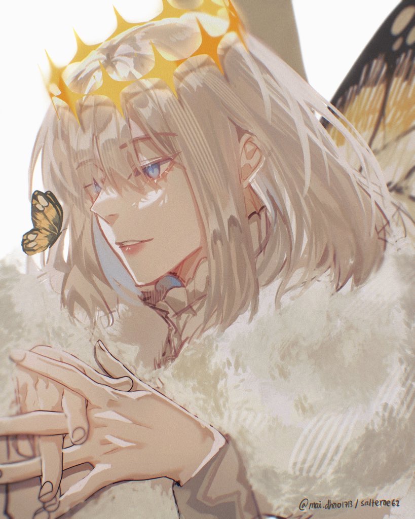 1boy arthropod_boy blue_eyes bug butterfly butterfly_wings cloak crown diamond_hairband fate/grand_order fate_(series) fur-trimmed_cloak fur_trim insect_wings interlocked_fingers long_sleeves maidhao male_focus medium_hair oberon_(fate) shirt signature simple_background smile solo upper_body white_background white_cloak white_shirt wings