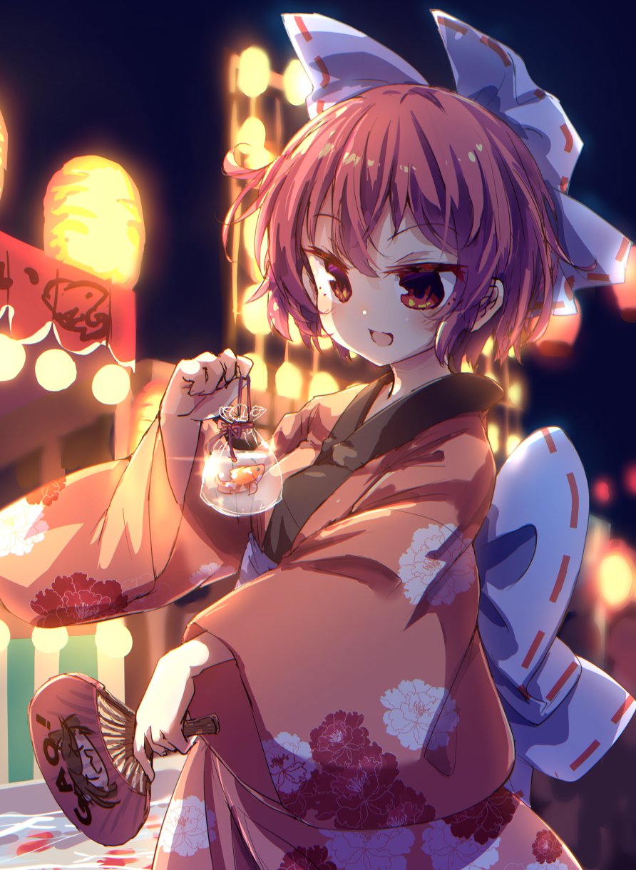 1girl animal blue_bow blush bow fish floral_print goldfish hair_bow hand_fan highres holding holding_fan isu_(is88) japanese_clothes kimono lantern long_sleeves obi open_mouth outdoors paper_fan paper_lantern print_kimono red_eyes red_kimono redhead sash sekibanki short_hair smile solo summer_festival touhou uchiwa wide_sleeves