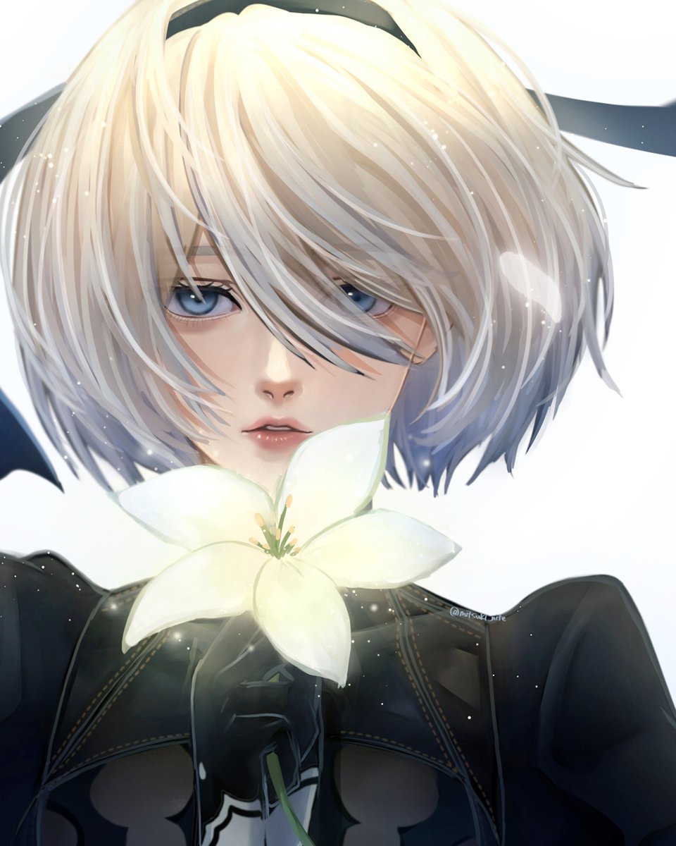1girl black_dress black_gloves black_hairband blue_eyes bob_cut commentary dress flower gloves hair_between_eyes hairband hand_up highres holding holding_flower light_particles lips looking_at_viewer mitsuki_nite nier:automata nier_(series) parted_lips puffy_sleeves short_hair simple_background solo twitter_username upper_body white_hair yorha_no._2_type_b