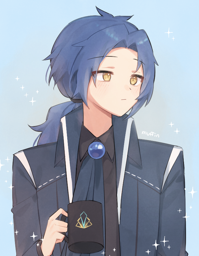 1boy ascot black_shirt blue_ascot blue_background blue_coat blue_gemstone blue_hair blush brooch chesed_(project_moon) closed_mouth coat collared_shirt cup gem holding holding_cup jewelry library_of_ruina long_hair long_sleeves looking_to_the_side love_mintchoco low_ponytail male_focus mug parted_bangs project_moon shirt sidelocks simple_background solo upper_body yellow_eyes