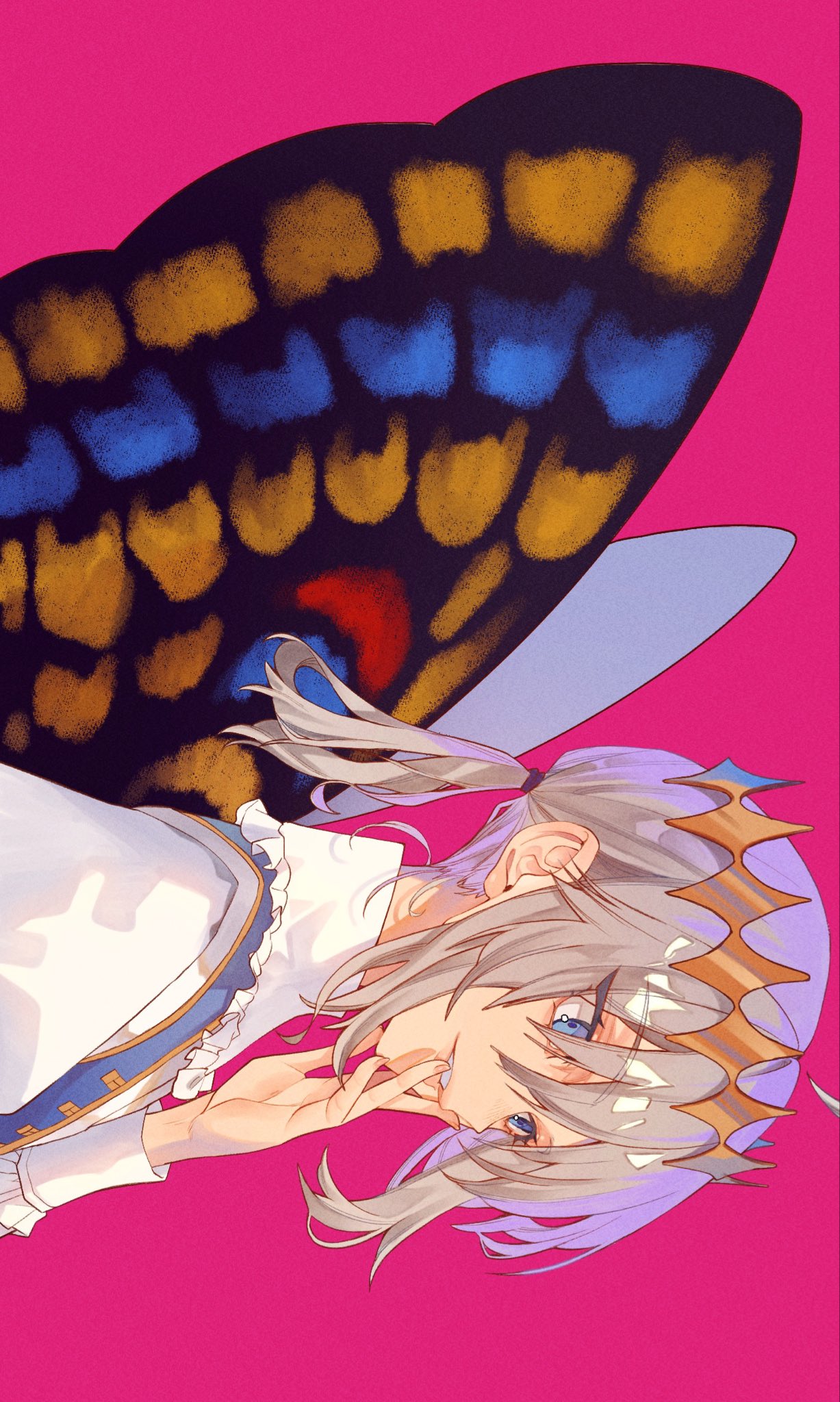 1boy alternate_hairstyle arthropod_boy blue_cloak blue_eyes butterfly_wings cloak crown diamond_hairband fate/grand_order fate_(series) fur-trimmed_cloak fur_trim grey_hair highres insect_wings kujiraoka long_sleeves male_focus medium_hair oberon_(fate) pink_background ponytail simple_background smile solo upper_body wings